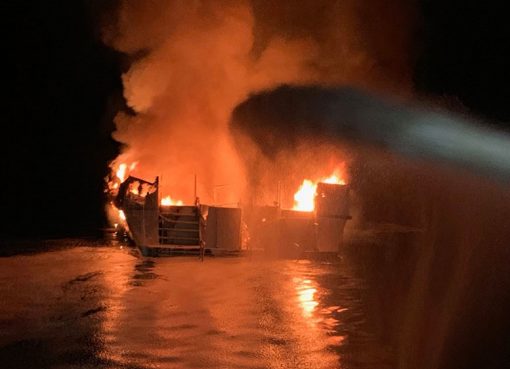 Dalam foto ini yang dirilis oleh Departemen Pemadam Kebakaran Ventura, petugas pemadam kebakaran berupaya memadamkan api di atas kapal di lepas pantai Pulau Santa Cruz, California (Foto: AFP/Al Jazeera)