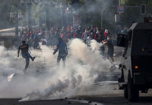 Pengunjuk rasa terus bergerak pada hari Sabtu (19/10), meskipun dilakukan penyebaran militer.(Foto: AFP/BBC)