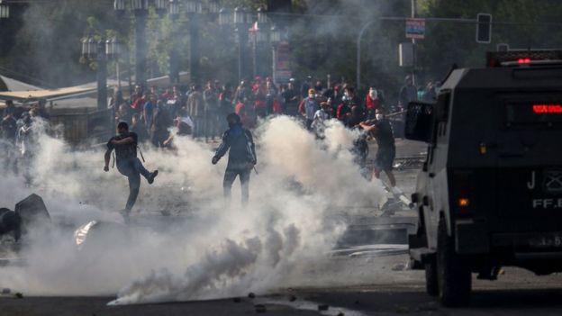 Pengunjuk rasa terus bergerak pada hari Sabtu (19/10), meskipun dilakukan penyebaran militer.(Foto: AFP/BBC)