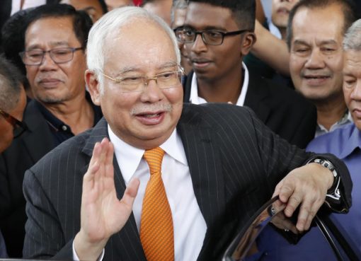 Pengadilan korupsi yang berhubungan dengan mantan PM Malaysia Najib Razak terkait 1MDB dimulai Senin (18/11). Najib Razak diadili bersama mantan CEO 1MDB Arul Kanda Kandasamy. (Foto: AP/Arab News)