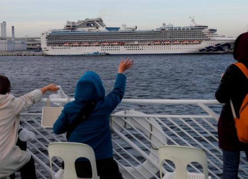 Kapal 115.000 ton itu telah merapat di kota pelabuhan Jepang Yokohama sejak 6 Februari, setelah dilaporkan bahwa seorang pria berusia 80 tahun, yang turun lebih awal di Hong Kong, telah dinyatakan positif terkena virus. (Foto: Reuters/Al Jazeera)