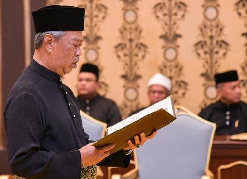 Muhyiddin Yassin saat pengambilan sumpah jabatan di istana di Kuala Lumpur pada hari Minggu pagi. (Foto: Departemen Informasi Malaysia melalui EPA/Al Jazeera)