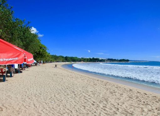 Karena dampak COVID-19 Pantai Kuta yang biasanya ramai sekarang sepi ditinggalkan wisatawan. (Foto: Al Jazeera)