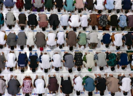 Jemaah melakukan shalat tarawih menandai malam pertama Ramadhan, Kamis malam, di Aceh, Indonesia, meskipun ada kekhawatiran terhadap wabah virus corona baru.(Footo: AP/Al Jazeera)