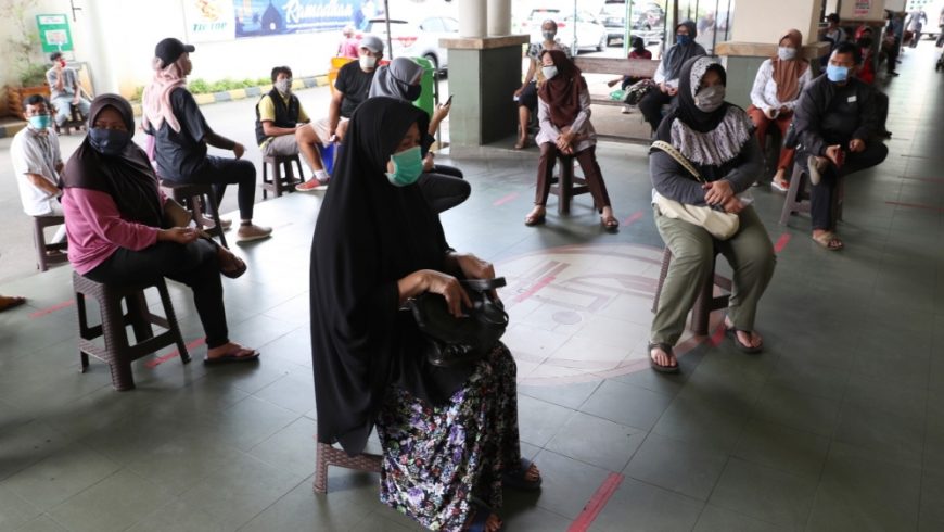 Orang-orang memakai masker dan mempraktikkan jarak sosial untuk mencegah penyebaran coronavirus baru di sebuah supermarket di ibukota Indonesia, Jakarta, Jumat (17/4). (Foto: AP/Al Jazeera)