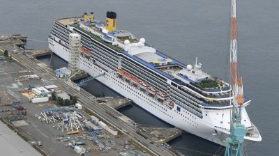 Pemandangan dari udara menunjukkan kapal pesiar Italia, Costa Atlantica merapat di Nagasaki, Jepang selatan 21 April 2020. (Foto: Kyodo /via Reuters, Al Jazeera)