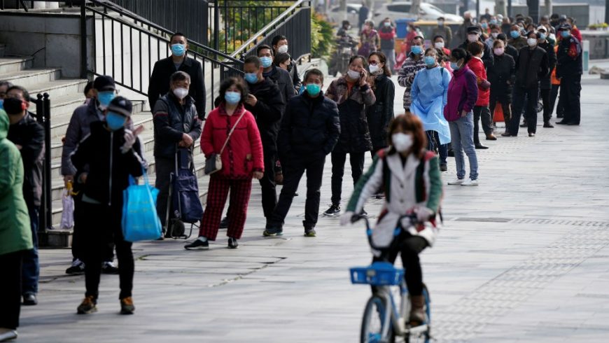 Orang-orang mengantri untuk memasuki supermarket di Wuhan, China, ketika kehidupan perlahan kembali normal di kota itu: (Foto: Reuters/Al Jazeera)