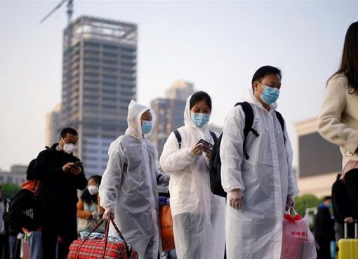 Para penupang bersama barang-barang bawaan mereka antre di luar Stasiun Kereta Api Hankou, setelah pembatasan perjalanan untuk meninggalkan Wuhan, ibukota provinsi Hubei yang merupakan pusat penyebaran penyakit coronavirus (COVID-19) di China, dicabut. (Reuters/Al Jazeera)