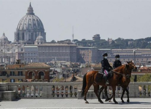 Jumlah kematian akibat coronavirus di Italia melambat ketika negara itu Senin ini bersiap untuk mengizinkan beberapa toko, termasuk penjual buku dan alat tulis, untuk buka kembali. Tampak polisi berjaga-jaga mengamanan kota. (Foto: EPA/Al Jazeera)