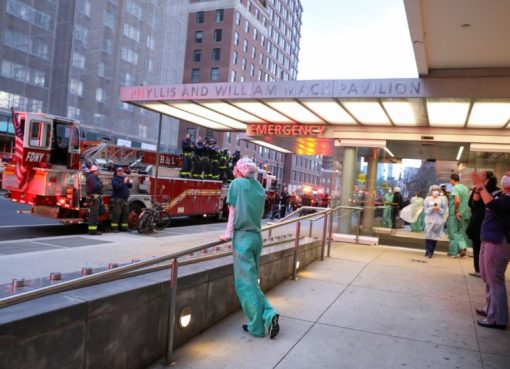 Pekerja medis bereaksi terhadap tepuk tangan dari petugas pemadam kebakaran dan anggota masyarakat di New York City pada hari Jumat atas kerja keras mereka membantu pasien virus corona.(Foto: Reuters/l Jazeera)