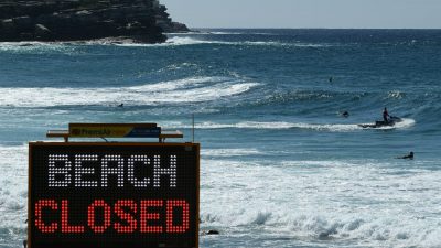 Penjaga Pantai menjaga pantai agar tidak ada peselancar yang turun ke air selama Paskah Long Weekend di Sydney di tengah kuncian terkait virus corona.(Foto: EPA/Al Jazeera)