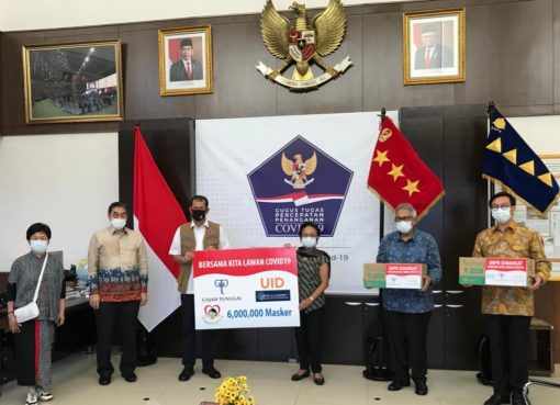 Penyerahan sumbangaan masker mediis dar Yayasan Upaya Indonesia Damai.(Foto Istimewa)