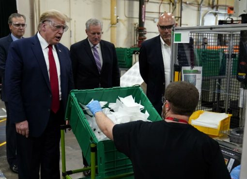 Trump etika mengunjungi sebuah pabrik pembuat alat pelindung diri, termasuk masker. (Foto: AP / Al Jazeera)