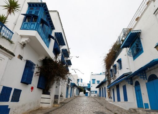 Sebuah jalan kosong di Tunisia Sidi Bou Said selama kuncian coronavirus. Tunisia mencatat nol kasus baru coronavirus pada hari Senin, atau untuk pertama kalinya sejak Maret. (Foto: Reuters/Al Jazeera)