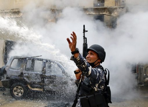 Sebuah mobil polisi dibakar oleh pengunjuk rasa anti-pemerintah, di utara kota Tripoli. (Foto: AP/South China Morning Post)