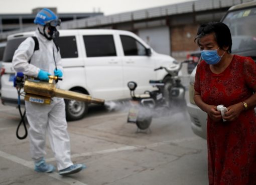 Seorang sukarelawan dari tim Blue Sky Rescue, dengan pakaian pelindung, membasmi hama pasar komprehensif Nangong menyusul wabah virus corona baru di Beijing, China, pada 18 Juni 2020. (Foto Reuters/Al Jazeera)