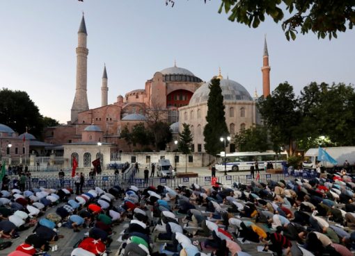 Umat ​​Islam melakukan shalat malam di depan Hagia Sophia setelah keputusan pengadilan hari Jumat.(Foto Reuters/Al Jazeera)