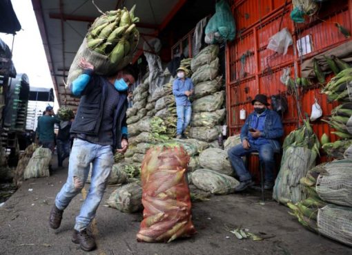 Kasus-kasus virus corona yang terkonfirmasi di Kolombia sekarang berjumlah 102.009. Pihak kementerian kesehatan setempat menyebutkan, 54.941 di antaranya aktif dan 3.470 orang telah meninggal. Gambar memperlihatan salah satu aktifitas masyarakat di sana.(Foto File AP/Al Jazeera)