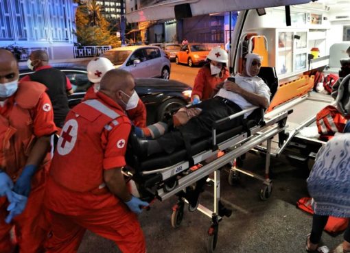 Petugas medis memindahkan orang yang terluka dari Rumah Sakit Najjar ke rumah sakit lain di daerah Hamra di Beirut.(Foto EPA/Al Jazeera)