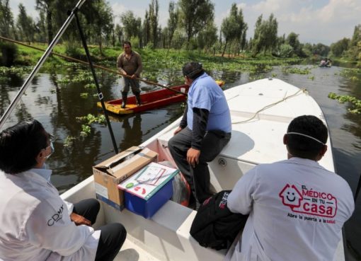 Petugas kesehatan Meksiko dengan menggunakan perahu di kanal di Xochimilco dalam perjalanan untuk mengumpulkan sampel dari pintu ke pintu untuk menguji COVID-19, di Mexico City. (Foto AP/Al Jazeera)