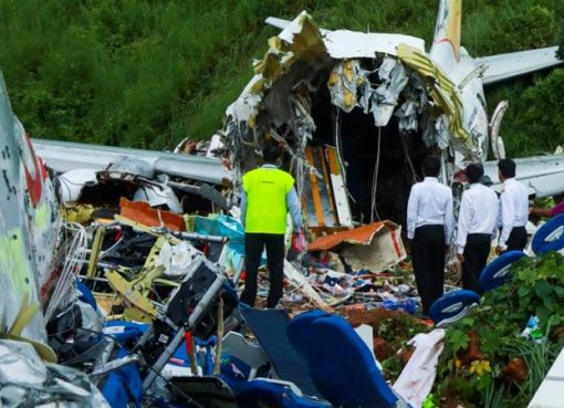 Pejabat petugas puing-puing jet Air India Express di Bandara Internasional Calicut di Karipur, Kerala, pada 8 Agustus 2020.(Foto AFP/Al Jazeera)