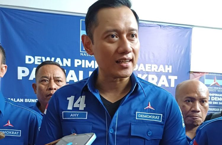 Ketua Umum Partai Demokrat Agus Harimurti Yudhoyono (AHY) saat ditemui wartawan di bilangan Mampang Prapatan, Jakarta Selatan, Jumat (14/7/2023).