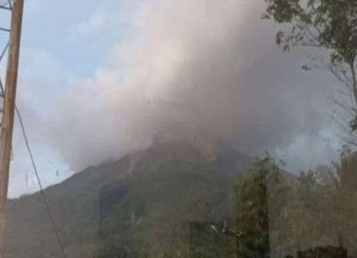 Gunung Karangetang Sulut keluarkan awan panas.