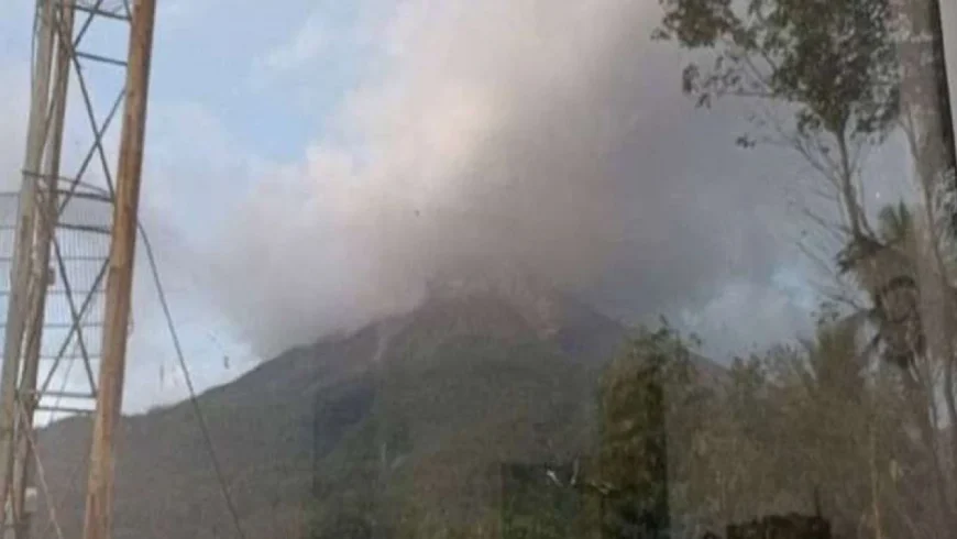 Gunung Karangetang Sulut keluarkan awan panas.