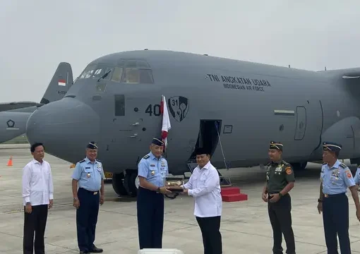 Menteri Pertahanan Prabowo Subianto menyambut kedatangan Pesawat C-130J Super Hercules dari Amerika Serikat di Lanud Halim Perdanakusuma, Jakarta.