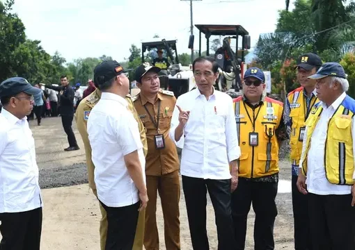 Presiden Joko Widodo (Jokowi) meninjau Jalan Inpres Jalur Kerkap-Tanjung Agung Pali, di Kabupaten Bengkulu Utara.