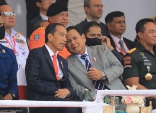 Presiden Jokowi berbincang akrab dengan Menhan Prabowo Subianto.