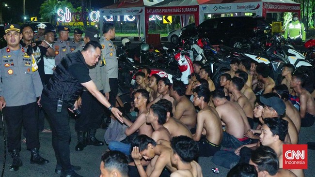 : Polrestabes Surabaya menangkap puluhan pesilat yang konvoi akan menghadiri acara tahunan atau pengesahan di Gresik.