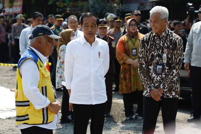 Presiden mengecek jalan.