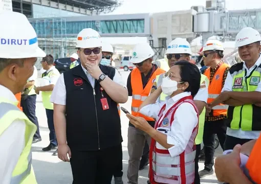 Bupati Kediri, Hanindhito Himawan Pramana tengah meninjau proyek pembangunan Bandara Dhoho Kediri.