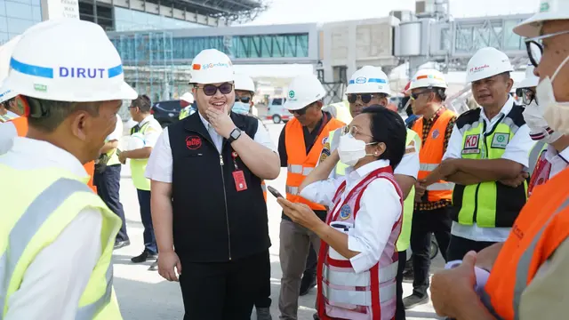 Bupati Kediri, Hanindhito Himawan Pramana tengah meninjau proyek pembangunan Bandara Dhoho Kediri.