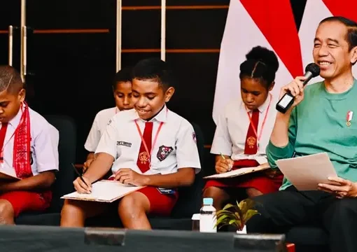 Presiden Jokowi saat bertemu Anak SD Papua. Dalam pertemuan tersebut, para pelajar awalnya menampilkan kemahiran mereka dalam hal berhitung. Setelah itu, Jokowi memberikan kesempatan kepada anak-anak tersebut untuk mengajukan pertanyaan.