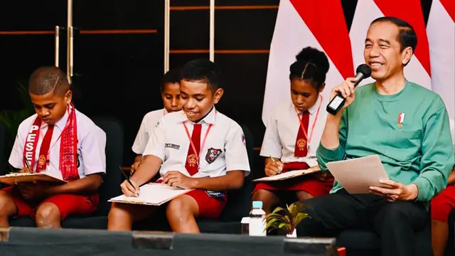 Presiden Jokowi saat bertemu Anak SD Papua. Dalam pertemuan tersebut, para pelajar awalnya menampilkan kemahiran mereka dalam hal berhitung. Setelah itu, Jokowi memberikan kesempatan kepada anak-anak tersebut untuk mengajukan pertanyaan.