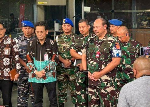 KPK mengumumkan permintaan maaf dan mengakui kekeliruan dalam koordinasi penanganan kasus dugaan suap di Basarnas yang menjerat tersangka dua perwira TNI. KPK meminta maaf ke rombongan petinggi TNI atas kekeliruan dalam koordinasi penetapan tersangka kasus suap di Basarnas.