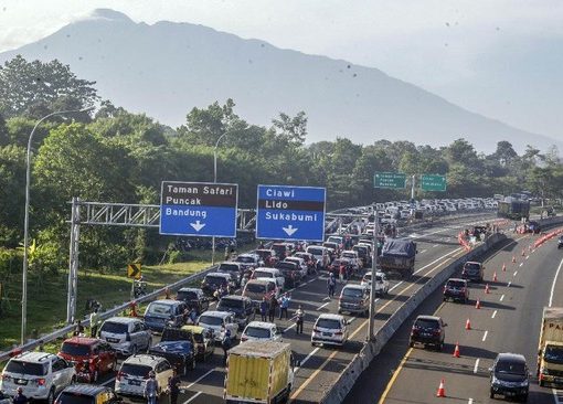 Kepadatan kendaraan menuju Jalan Raya Puncak, Gadog, Kabupaten Bogor.