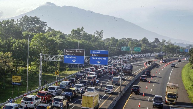 Kepadatan kendaraan menuju Jalan Raya Puncak, Gadog, Kabupaten Bogor.