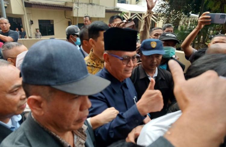 Pimpinan Pondok Pesantren Al Zaytun Panji Gumilang saat memenuhi panggilan Bareskrim Polri terkait kasus dugaan penistaan agama, di Kantor Bareskrim Polri, Jakarta Selatan.