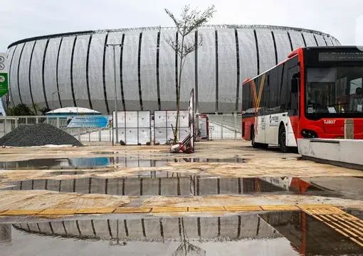 Bus Transjakarta menunggu penumpang di Jakarta International Stadium (JIS) di Tanjung Priok, Selasa (1/3/2022). PT Transportasi Jakarta (Transjakarta) mulai melakukan uji coba layanan non bus rapid transit (non BRT) rute 14 yang melayani trayek Stadion JIS - Senen.