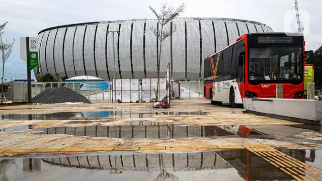 Bus Transjakarta menunggu penumpang di Jakarta International Stadium (JIS) di Tanjung Priok, Selasa (1/3/2022). PT Transportasi Jakarta (Transjakarta) mulai melakukan uji coba layanan non bus rapid transit (non BRT) rute 14 yang melayani trayek Stadion JIS - Senen.