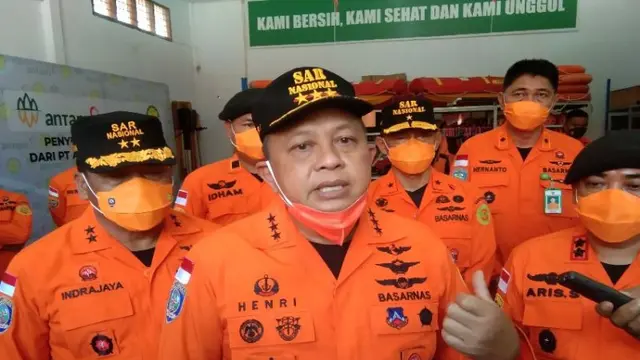 Kepala Basarnas RI Marsekal Madya TNI Henri Alfiandi saat diwawancara di sela-sela kunjungan kerja di Kantor Basarnas Kendari, Kota Kendari, Sulawesi Tenggara, Sabtu (19/3/2022).