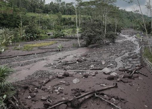 Banjir lahar dingin Gunung Semeru menyebabkan total empat jembatan di Kecamatan Candipuro, Lumajang, Jawa Timur (Jatim) terputus.