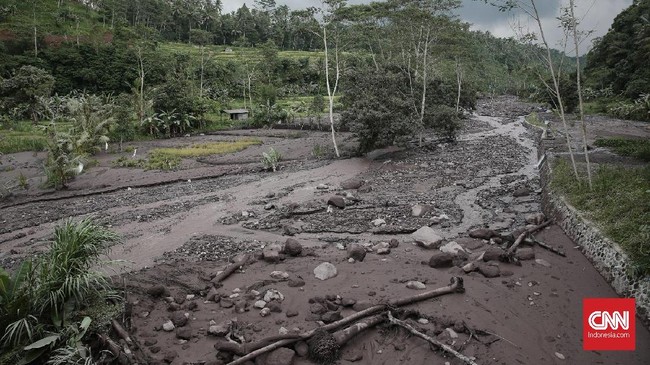 Banjir lahar dingin Gunung Semeru menyebabkan total empat jembatan di Kecamatan Candipuro, Lumajang, Jawa Timur (Jatim) terputus.