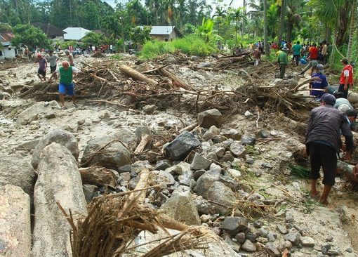 Banjir dan longsor terjang 3 kabupaten dan kota di Sumatera Barat.