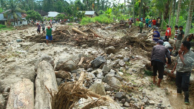 Banjir dan longsor terjang 3 kabupaten dan kota di Sumatera Barat.