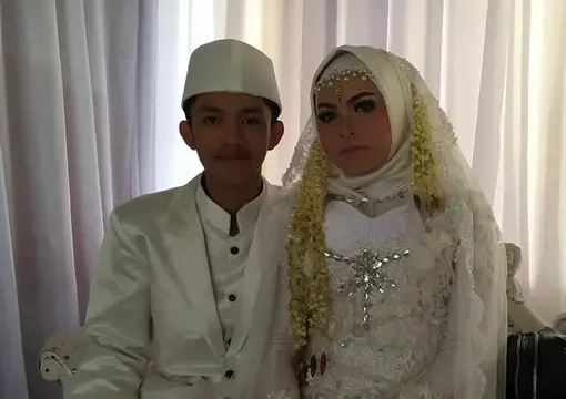 Pengantin menikah di warung setelah rumahnya digusur, Bogor.