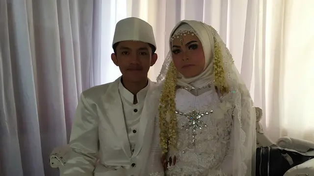 Pengantin menikah di warung setelah rumahnya digusur, Bogor.